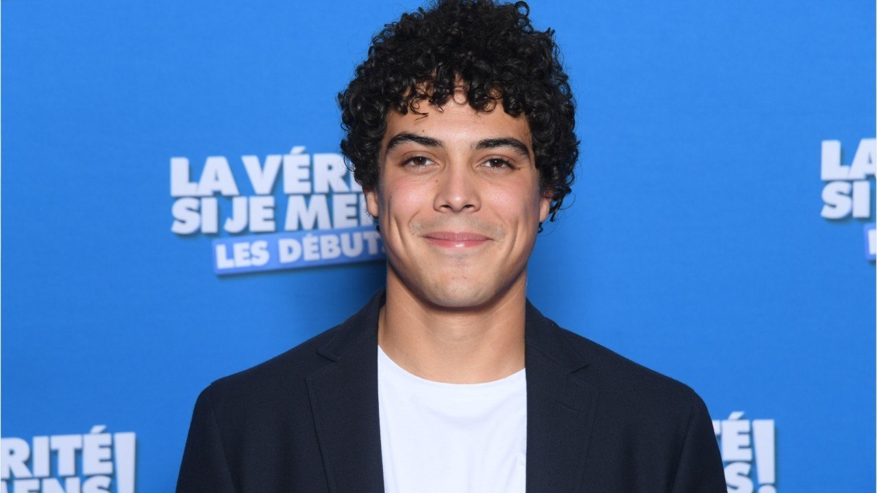 VOICI-PHOTO Pourquoi je vis : Mickaël Lumière pose avec les interprètes d'Harlem, Lucie et Sofiane et bluffe les internautes