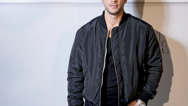 Voici - PHOTO Hugo Philip : le chéri de Caroline Receveur pose dans un slip qui ne cache presque rien