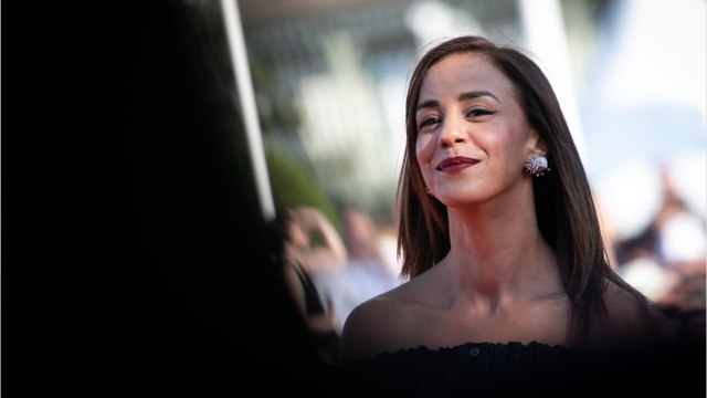 VOICI - Alice Belaïdi prend la pose topless et met le feu à ses abonnés