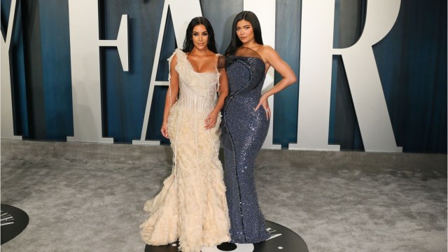 VOICI - PHOTO Kylie Jenner et Kim Kardashian sexy en bikini, elles font monter la température
