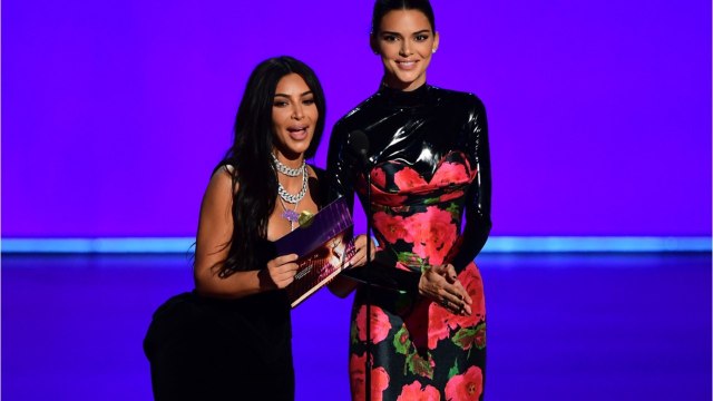 Voici - PHOTO Kim Kardashian dévoile un fessier impressionnant aux Emmy Awards