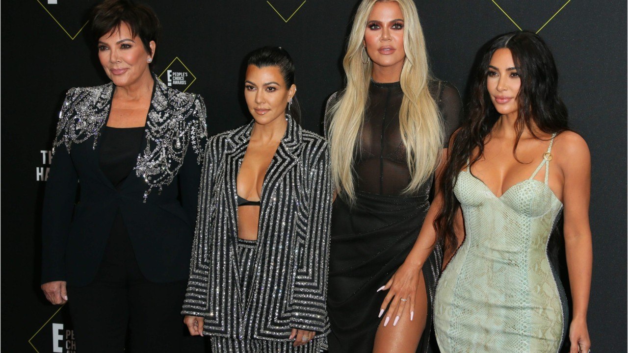 VOICI : Kim Kardashian et ses soeurs Khloe et Kourtney célèbrent avec émotion l'anniversaire de leur père disparu