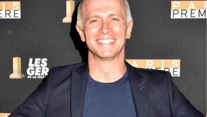 VOICI- PHOTO Samuel Etienne amusé : l'animateur dévoile sur Twitter le surprenant hommage de ses fans