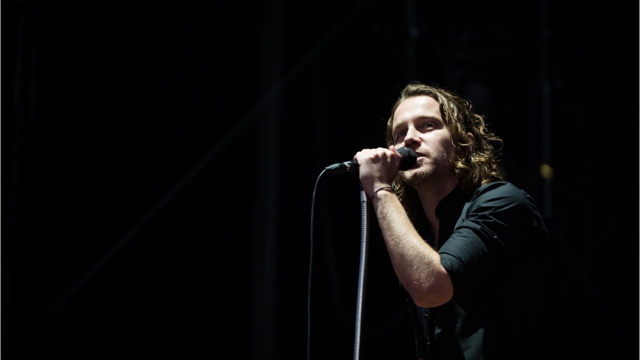 VOICI Julien Doré : le chanteur dévoile sur Twitter la surprise réservée à la gagnante de sa mini-tombola