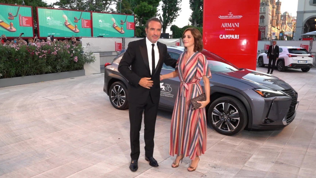 VOICI - Jean Dujardin : pourquoi l'acteur a-t-il subitement annulé sa venue au 20h de TF1 ?