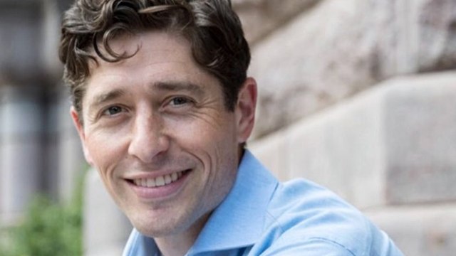 VOICI George Floyd : le maire de Minneapolis en larmes devant son cercueil, les internautes sont outrés