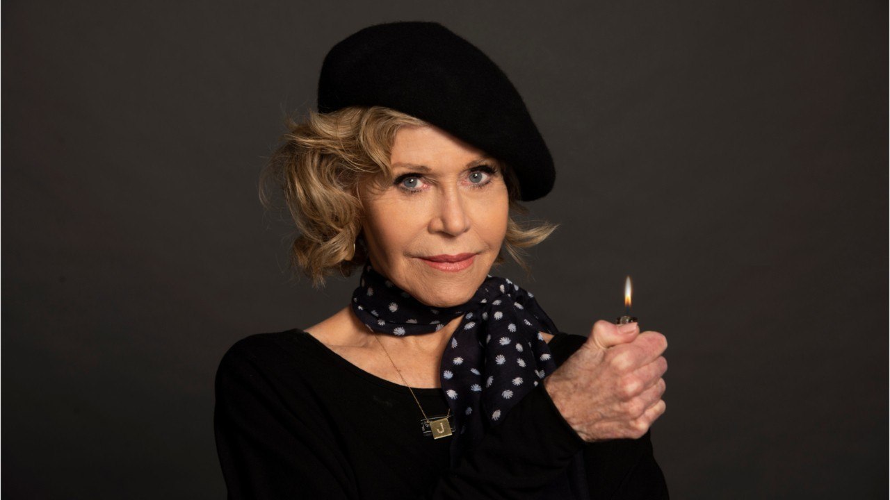 VOICI- PHOTO Jane Fonda arrêté et menotté lors d'une manifestation pour le climat