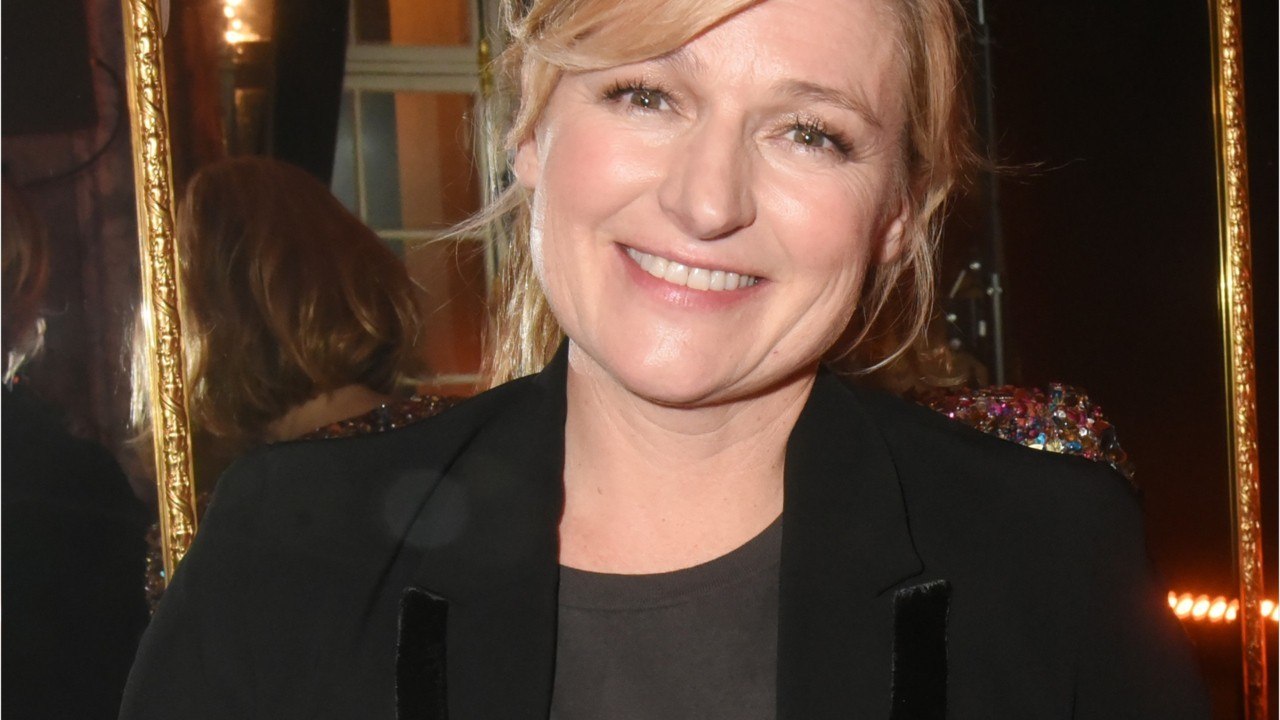 VOICI  Anne-Elisabeth Lemoine partage une photo des coulisses très sécurisées de C à vous