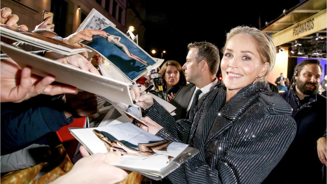 Voici - Sharon Stone rejoue sa mythique scène d...