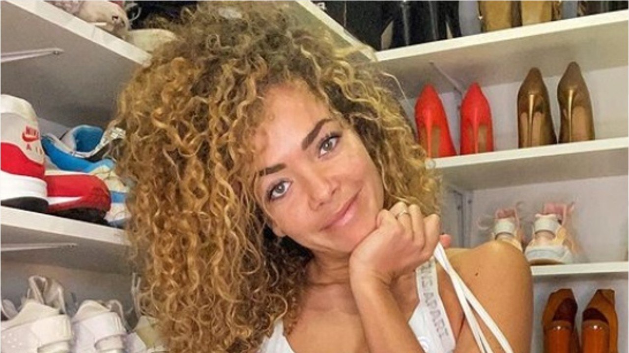 VOICI : Anaïs Grangerac pose en maillot de bain très décolleté : l'animatrice de TF1 fait fondre la Toile