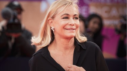 VOICI-Emmanuelle Béart : un peu gênée de se revoir nue à l'écran dans le film La Belle Noiseuse