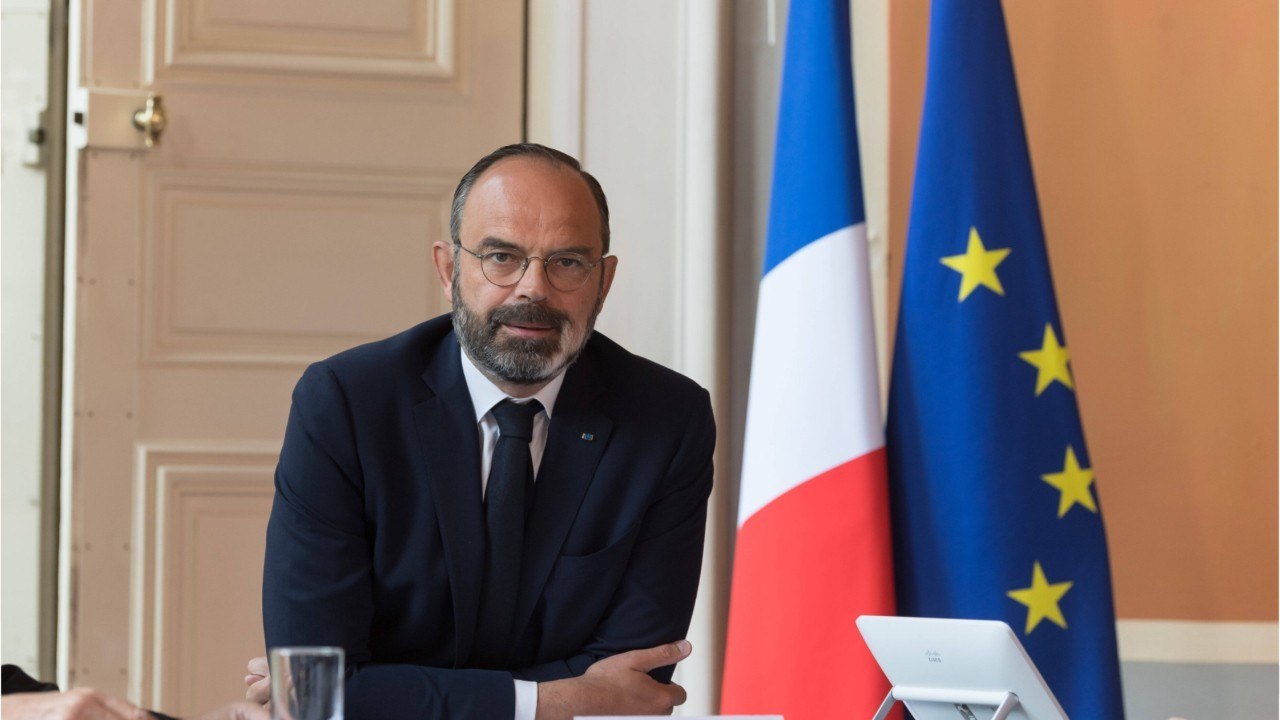 Voici - Edouard Philippe juvénile et rasé de près : une photo de jeunesse du Premier ministre provoque les moqueries des internautes