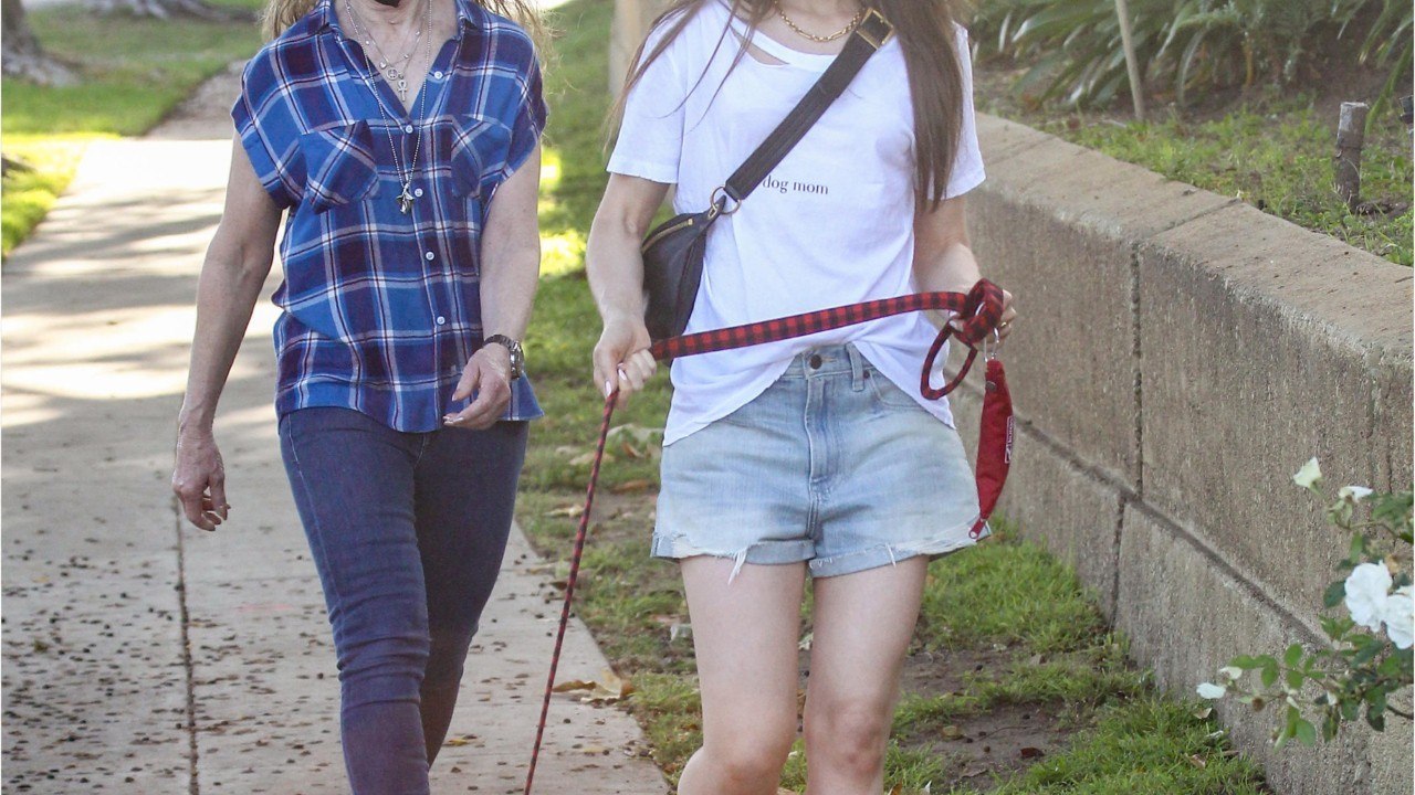 VOICI Emily in Paris : Lily Collins se confie sur sa « terrible coupure " avec son père, Phil Collins