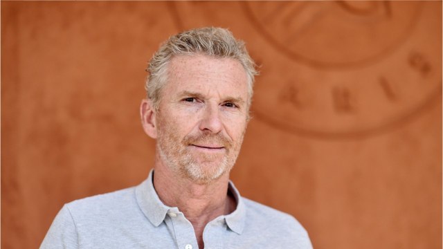 VOICI Denis Brogniart adresse un message poignant à son père décédé, accompagné d’un tendre souvenir