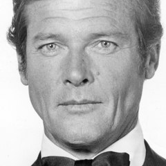 VOICI // SOCIAL // hommage Roger Moore