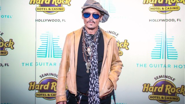 VOICI - Johnny Depp : son geste trop mignon pour faire plaisir à une jeune fan de Pirate des Caraïbes