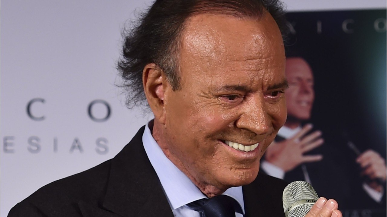 VOICI - PHOTO Julio Iglesias : le chanteur inquiète depuis la publication d'une photo où il apparaît très affaibli
