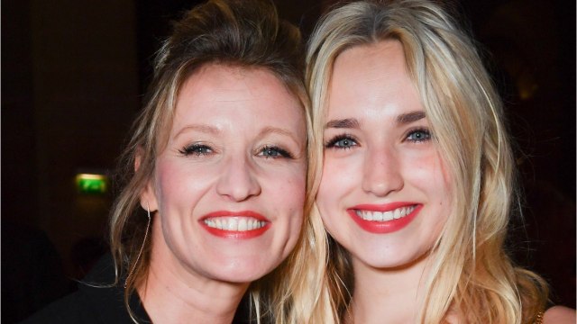 VOICI - Chloé Jouannet : comment elle a voulu protéger sa mère, Alexandra Lamy, lors du divorce avec Jean Dujardin