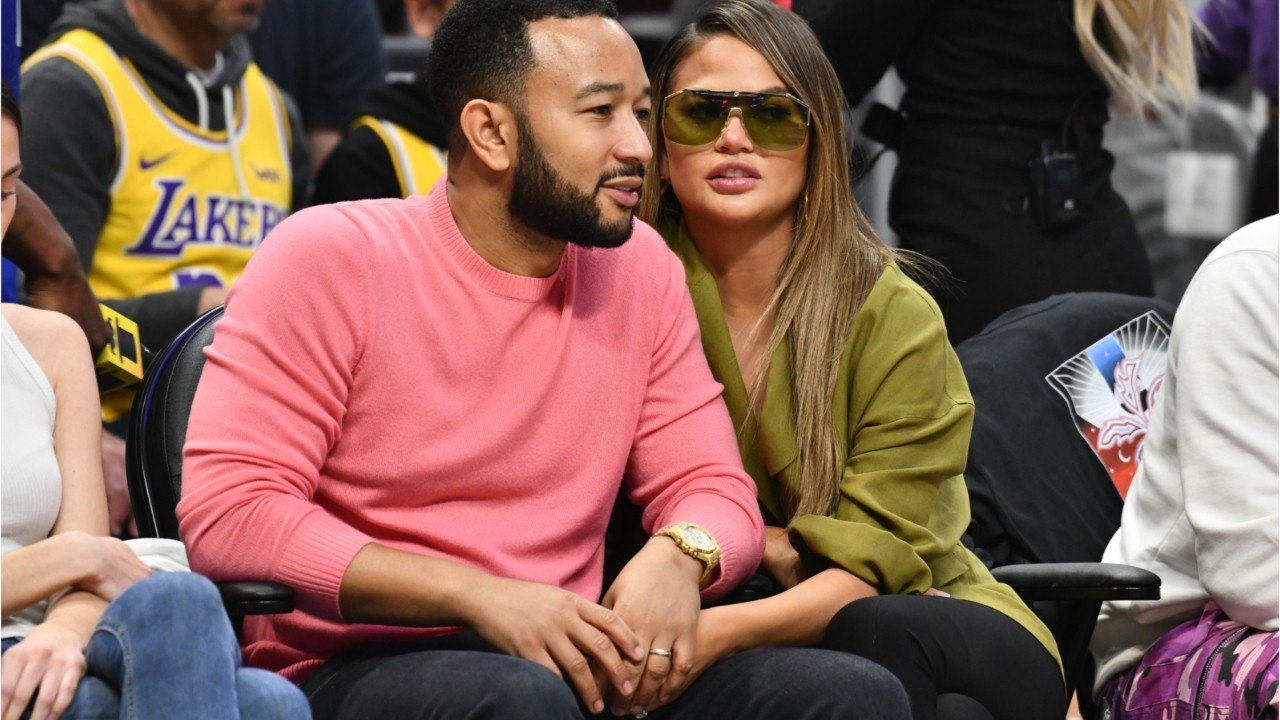 Voici - PHOTO Chrissy Teigen hospitalisée pour des saignements liés à sa grossesse, elle a perdu son bébé