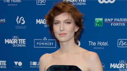 VOICI - Qui est Erika Sainte, la jolie rousse de la série les Rivières pourpres