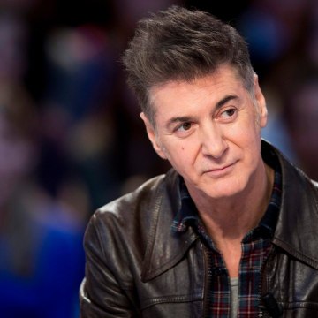 VOICI social - Etienne Daho Hospitalisé, Le Chanteur Est Forcé D'annuler Son Concert (1)