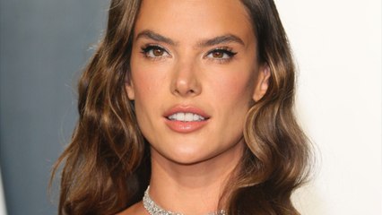 VOICI Alessandra Ambrosio nue : elle croque dans une pomme de façon TRÈS suggestive