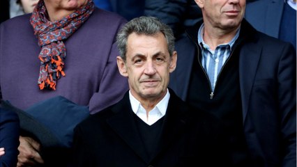 VOICI Nicolas Sarkozy très gêné : une fan le drague ouvertement lors d’une séance de dédicace