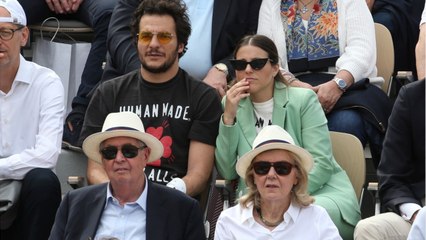Voici - PHOTO Amir en pleine polémique : son cliché avec une pancarte soulève une vague d'indignation