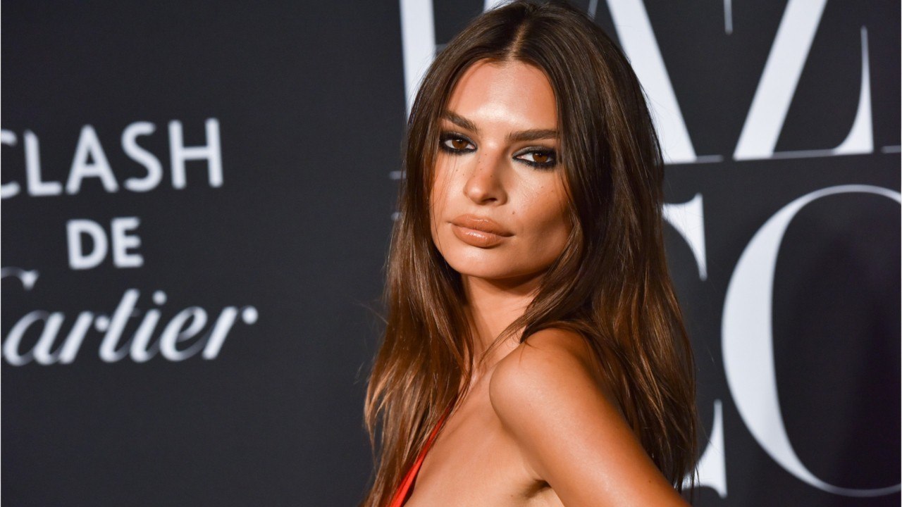 VOICI - Emily Ratajkowski sexy en bikini : cette vue imprenable sur ses fesses fait exploser Instagram