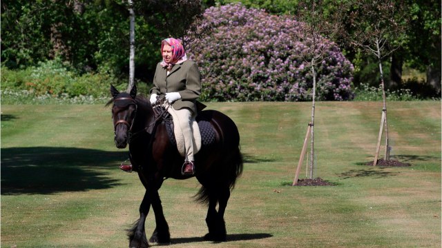 Voici - PHOTOS Elizabeth II : la famille royale dévoile de beaux souvenirs de son couronnement