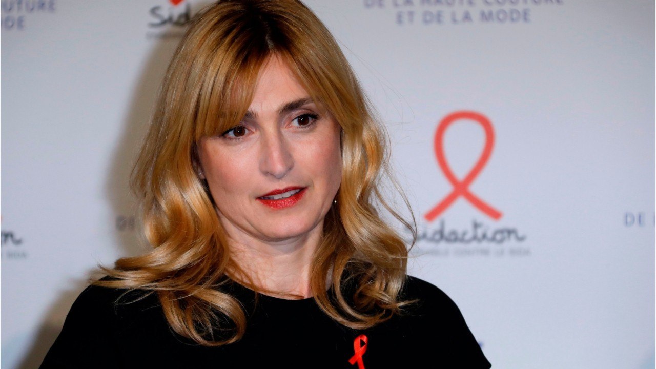 VOICI - Julie Gayet dévoile le visage de ses fils, Tadeo et Ezechiel, pour la première fois