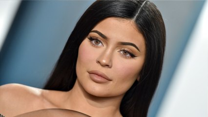VOICI - Kylie Jenner dévoile sa couverture avec sa fille Stormi pour un célèbre magazine