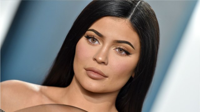 VOICI - Kylie Jenner dévoile sa couverture avec sa fille Stormi pour un célèbre magazine