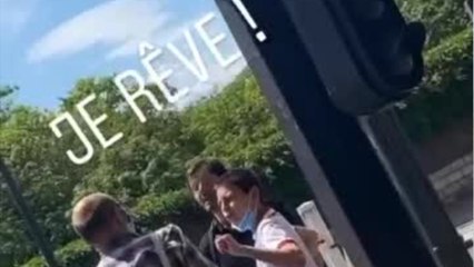 VOICI- Ninon Dechavanne interpelle des gens qui discutent dans la rue sans masques