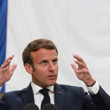 VOICI social - Emmanuel Macron Agacé Par Les conneries D'un Ministre (1)