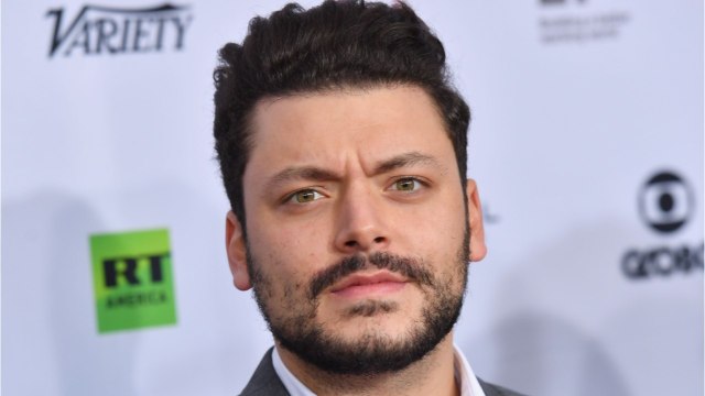 VOICI - Kev Adams exprime sa joie de tourner avec « le plus grand acteur français