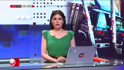 Un camión se estrella y destroza un poste de energía eléctrica en la avenida Alcoreza de La Paz