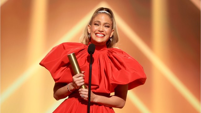 VOICI - Jennifer Lopez en larmes : son puissant discours lors des E! People's Choice Awards