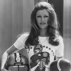 VOICI SOCIAL : Sheila en bikini : Jean-Marie Périer poste un cliché de sa jeunesse et démonte la rumeur disant qu’elle est un homme (1)