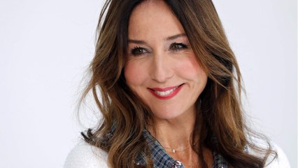 VOICI Elsa Zylberstein : privée du Festival de Cannes elle recrée la montée des marches… dans son immeuble !