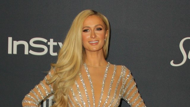 VOICI PHOTO Paris Hilton topless et en collants, elle fait grimper la température