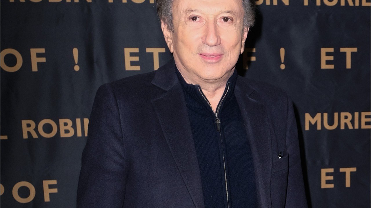 VOICI - Michel Drucker : ces tacles de Laurent Ruquier et Fabrice Luchini à ses débuts sur scène