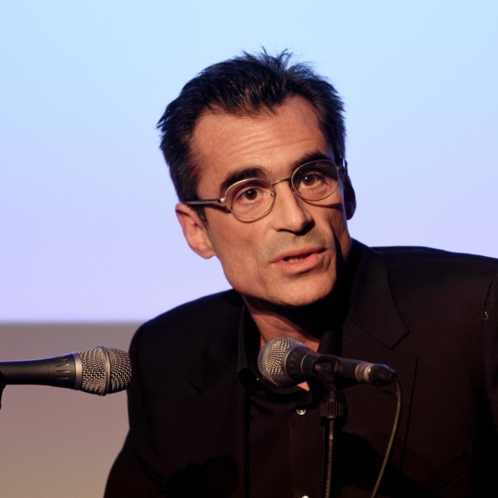 VOICI - Raphaël Enthoven violenté par son beau-père, l’ex de Carla Bruni évoque son enfance (1)