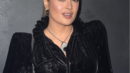 VOICI Salma Hayek : entièrement nue lors d’une séance d’acupuncture… pour remercier ses fans