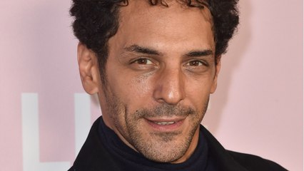 VOICI - Tomer Sisley raconte sa folle expérience sur les jambes… de Sharon Stone