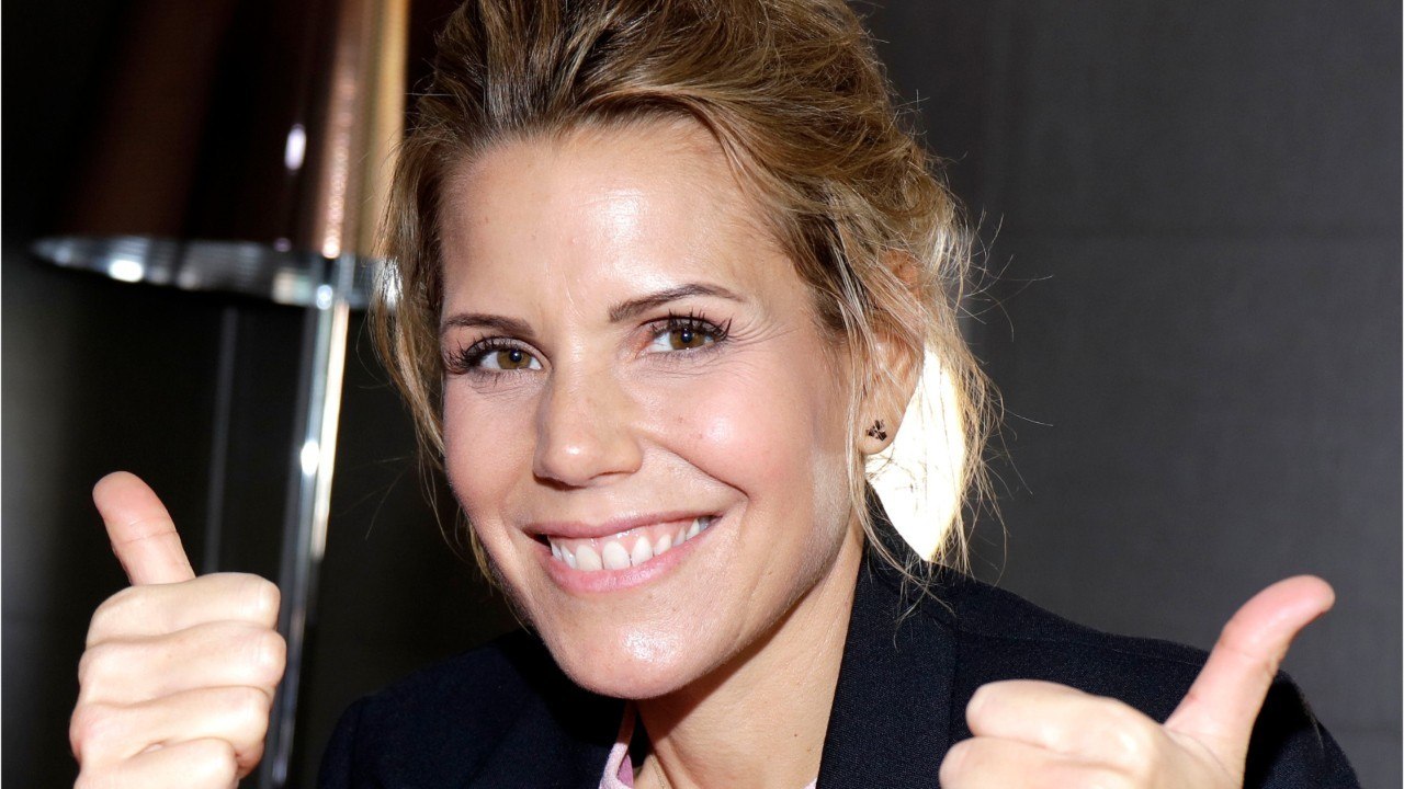 VOICI - PHOTO Laura Tenoudji sexy avec un top dos nu, elle éblouit les internautes