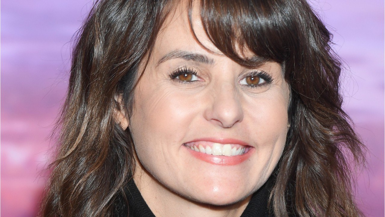 VOICI Faustine Bollaert en maillot de bain sur la plage : l’animatrice présente ses vœux pour 2020