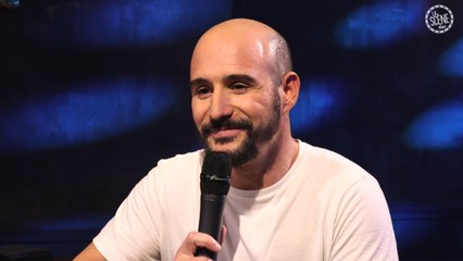 VOICI - L'interview de Cartman au bar de La Scène Voici