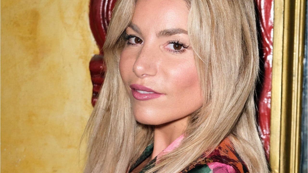 Voici - Lola Marois sexy : son décolleté vertigineux hypnotise les internautes