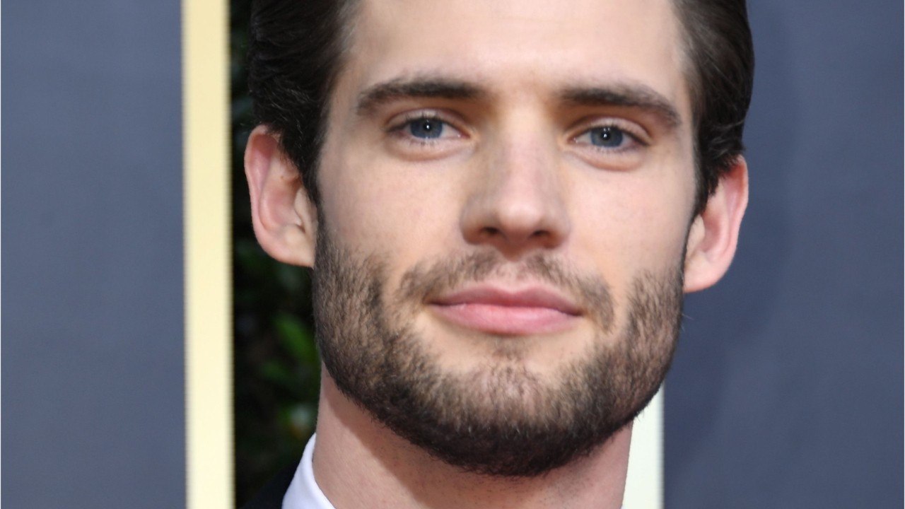 VOICI - Hollywood : qui est David Corenswet, le beau gosse de la série diffusée sur Netflix ?